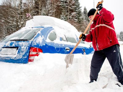 «Откопаю вашу машину. Дорого»: в условиях снежной зимы в России развился «бизнес на сугробах»